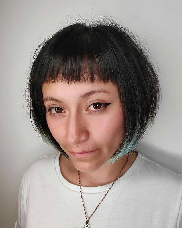 Short hairstyles with bangs for oval faces